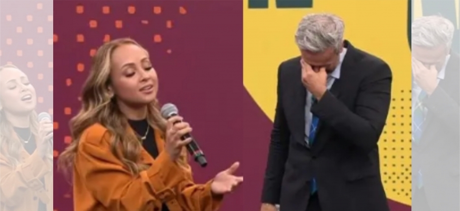Otaviano Costa se emociona ao ouvir Bruna Karla cantar 